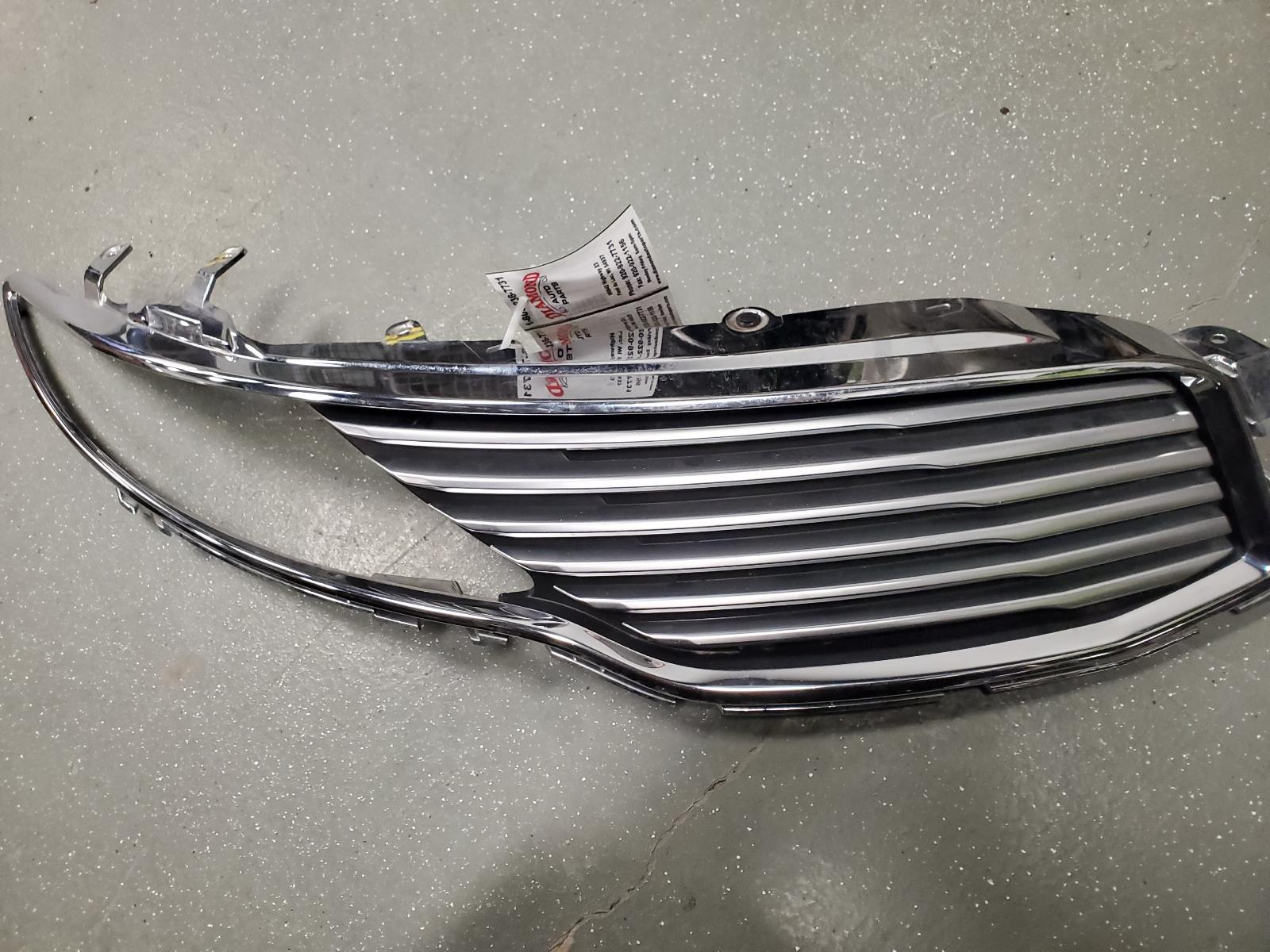 Grille for Lincoln vehicles