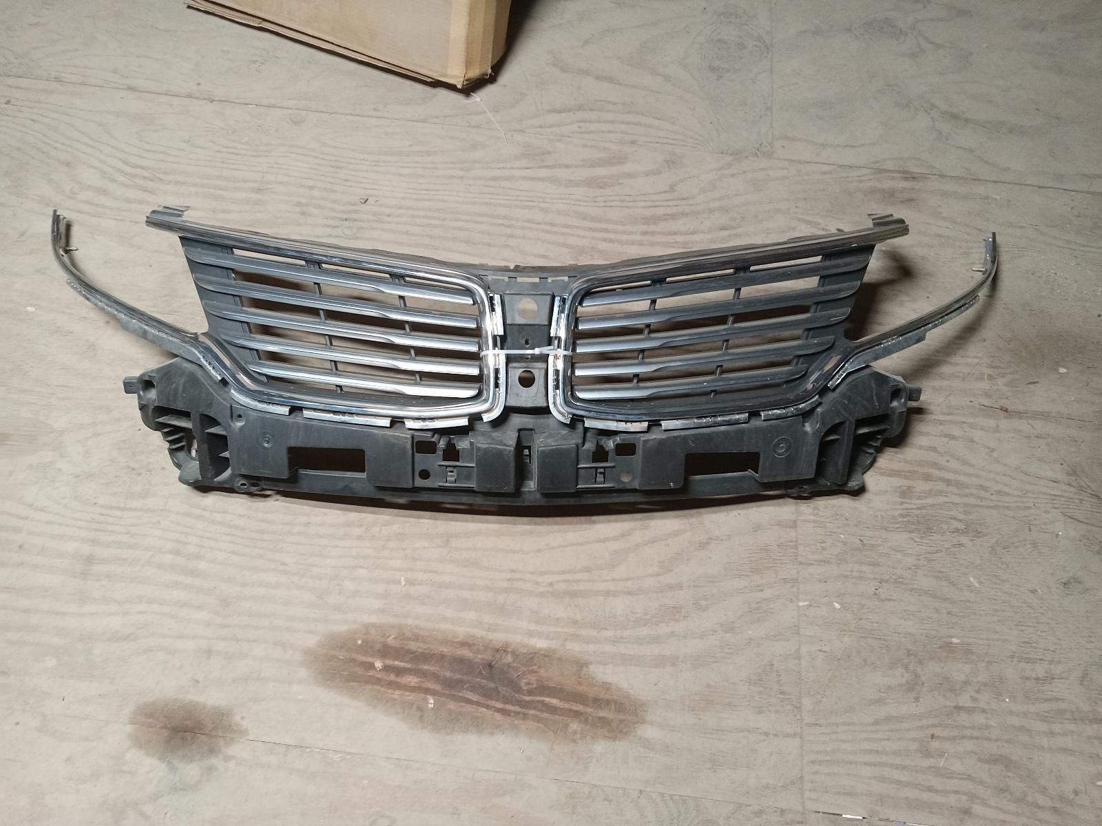 Grille for Lincoln vehicles