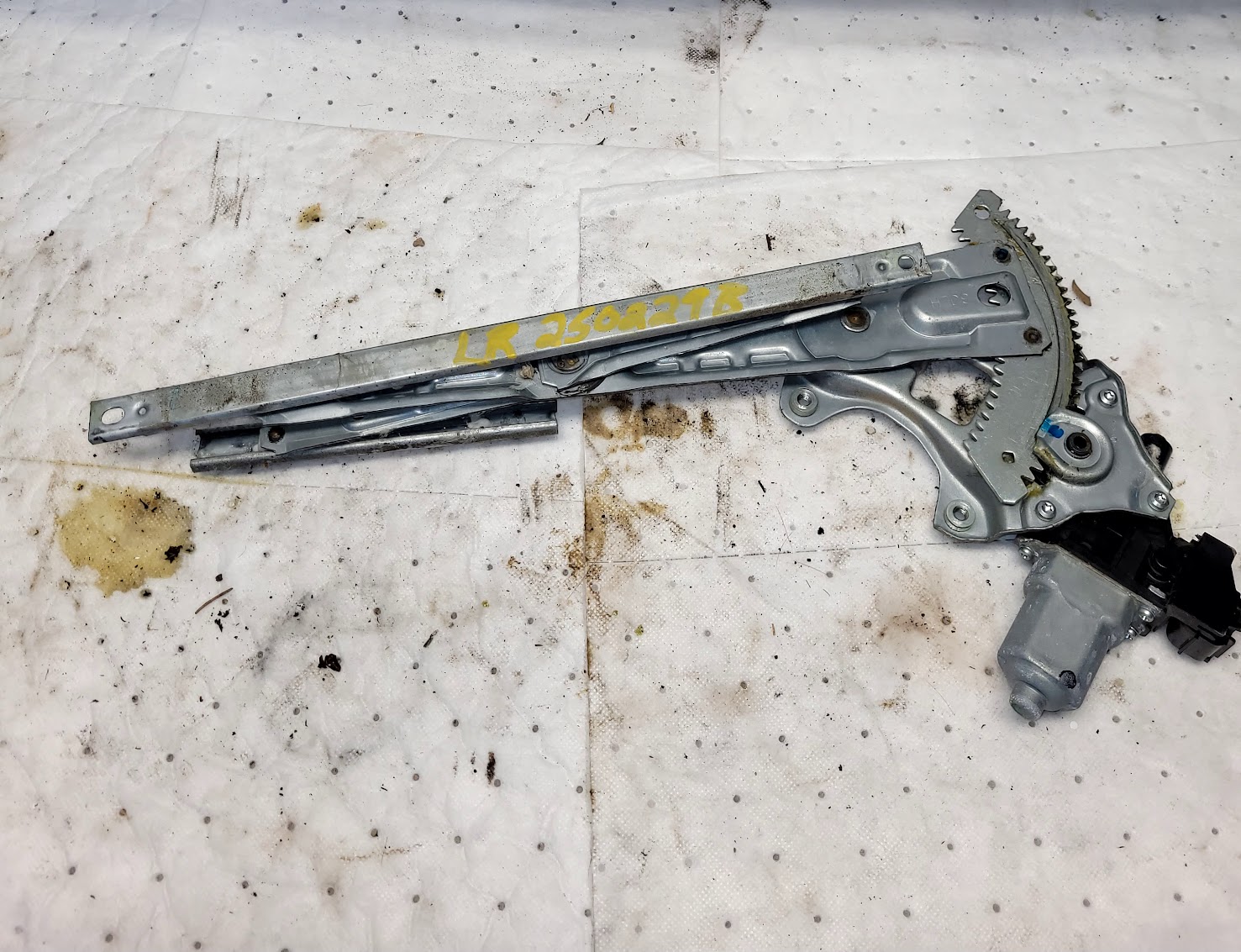 Front Door Window Regulator for Isuzu and Acura vehicles