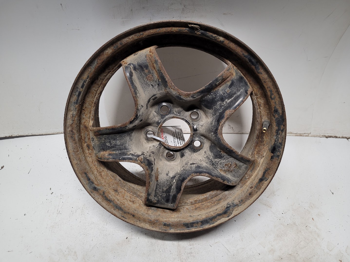 Wheel for Pontiac and Chevrolet vehicles