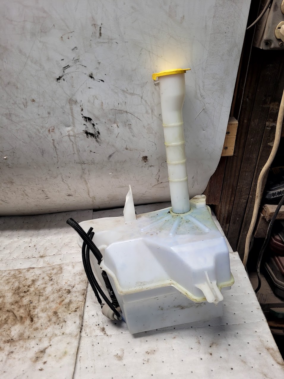 Washer Reservoir Assembly for Mercury and Ford vehicles